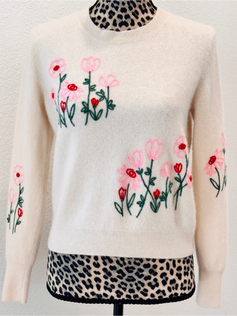 CYNTHIA ROWLEY 2-Ply Cashmere Floral Embroidered Sweater in Cream